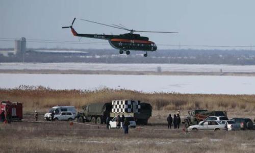 圖片說明：當地時間2月11日，一架俄羅斯蘇—24轟炸機在著陸過程中墜毀，救援人員正在偵察失事區域。(