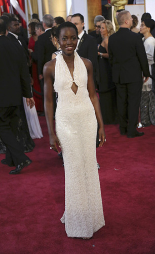 奧斯卡頒獎(jiǎng)女星15萬(wàn)美元禮服遭竊鑲6000顆珍珠