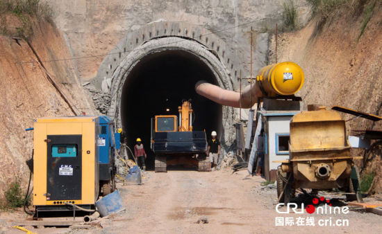 斯里蘭卡南部鐵路項目隧道施工現場。(攝影:孫洋) 斯里蘭卡南部鐵路項目隧道施工現場。(攝影:孫洋)