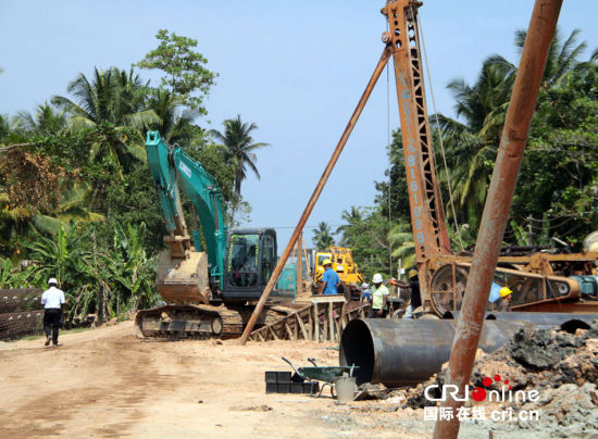 斯里蘭卡南部鐵路項目施工現場。一臺打樁機正在進行鐵路橋橋墩作業。(攝影:孫洋) 斯里蘭卡南部鐵路項目施工現場。一臺打樁機正在進行鐵路橋橋墩作業。(攝影:孫洋)