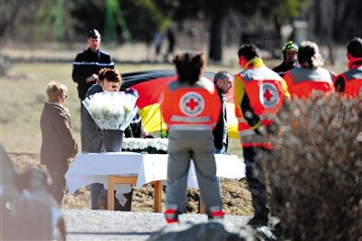 29日,法國塞訥鎮,搜救人員和遇難者家屬一同向遇難者致哀。 29日,法國塞訥鎮,搜救人員和遇難者家屬一同向遇難者致哀。