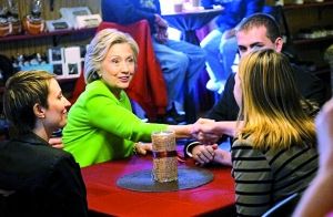 在宣傳片中,希拉里熱情地與三名“普通美國人”交談。 在宣傳片中,希拉里熱情地與三名“普通美國人”交談。