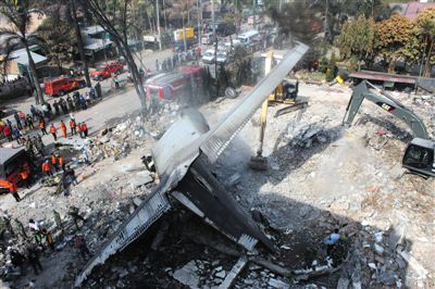 7月1日，搜救人員在印尼軍機(jī)墜毀現(xiàn)場(chǎng)進(jìn)行搜救和清理工作。