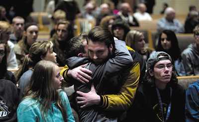 2月21日，美國密歇根州卡拉馬祖縣，連環(huán)槍擊案發(fā)生后，民眾在教堂禱告。