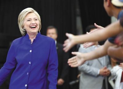 當地時間6日，美國加利福尼亞州長灘市，心情大好的希拉里與支持者互動。 圖/CFP