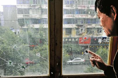 10月17日，朱先生家窗戶被擊穿。