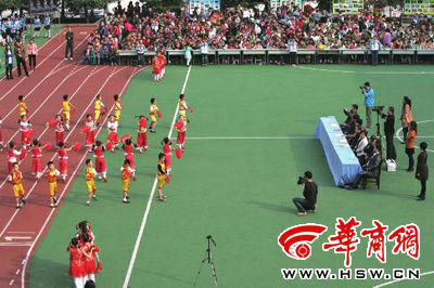 昨日，部分學生演員身著短袖短褲在表演節目 本報記者張欣攝