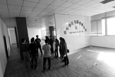 曾經(jīng)看似正規(guī)且豪華的公司，如今空空如也，只剩進門處的公司名稱還赫然在目