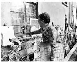 老人家中被盜四次，因而如此來(lái)保護(hù)自己