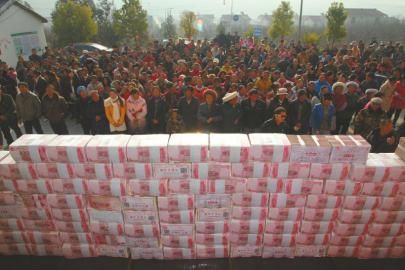 村民領取“年底分紅”。