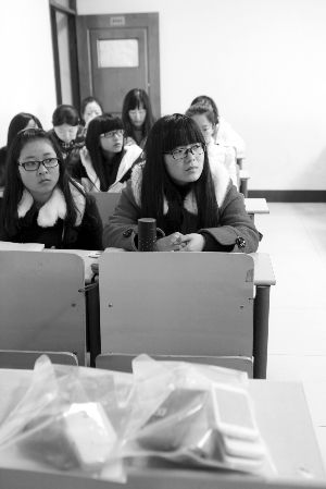 在限時斷網前，江大已有發起拒絕手機低頭族活動，圖為設立了手機暫存袋的課堂 吳奕 攝