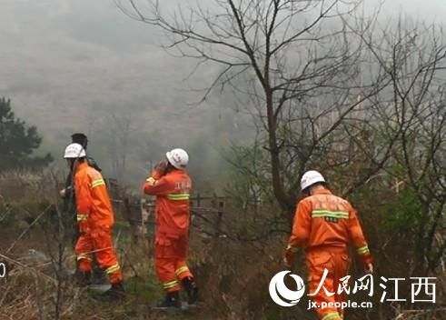 消防官兵進(jìn)山搜救 消防官兵進(jìn)山搜救