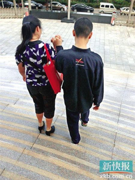 李星兒與媽媽蔣女士牽手走出法院。 新快報記者 張國鋒/攝 李星兒與媽媽蔣女士牽手走出法院。 新快報記者 張國鋒/攝