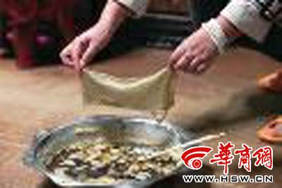 　　昨日，店方讓顧客觀看該火鍋制作時的監(jiān)控錄像本組圖片由本報記者黃利健攝