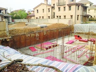 豪華別墅區紛紛挖“地宮” 公共圍墻被挖塌 豪華別墅區紛紛挖“地宮” 公共圍墻被挖塌