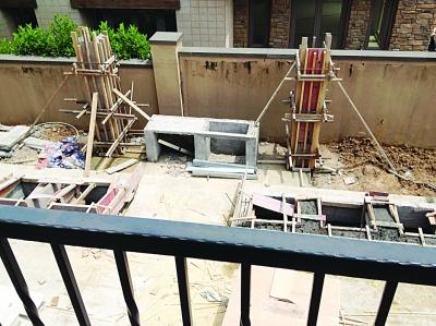 豪華別墅區紛紛挖“地宮” 公共圍墻被挖塌 豪華別墅區紛紛挖“地宮” 公共圍墻被挖塌