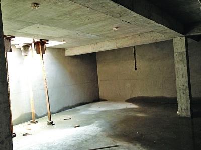 豪華別墅區紛紛挖“地宮” 公共圍墻被挖塌 豪華別墅區紛紛挖“地宮” 公共圍墻被挖塌