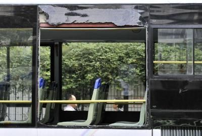 75路公交車車窗玻璃被砸碎。 75路公交車車窗玻璃被砸碎。