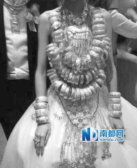 廣東中山又現豪華婚禮 新娘身上掛70個金手鐲 廣東中山又現豪華婚禮 新娘身上掛70個金手鐲