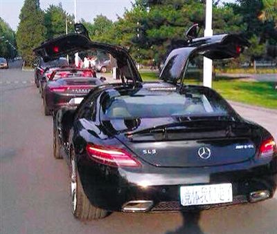 近日，一組“北體大畢業典禮豪車云集堪比車展”組圖在網絡爆紅。網絡截圖