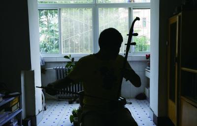 盲人男孩高考分數高出一本線 會二胡會炒股賺錢 盲人男孩高考分數高出一本線 會二胡會炒股賺錢