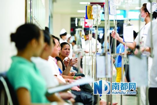 醫(yī)院走道坐滿了打吊針的員工。