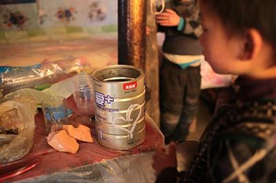 首例三鹿奶粉患兒曝光 比同齡孩子發育小 首例三鹿奶粉患兒曝光 比同齡孩子發育小