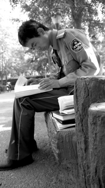 北外保安回鄉復讀考上一本 暑期工地搬磚賺學費