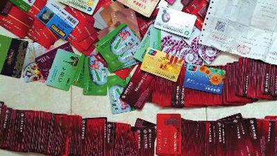 房云云向華商報(bào)記者提供的贓物圖片,包括購(gòu)物卡、銀行卡等