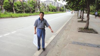 傷者的兒子指認事發點