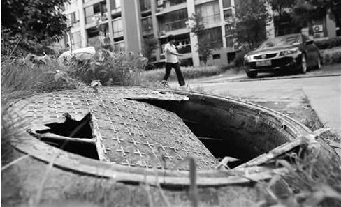 浙江小區現“紙片”窨井蓋 車輛碾軋后即破損 浙江小區現“紙片”窨井蓋 車輛碾軋后即破損