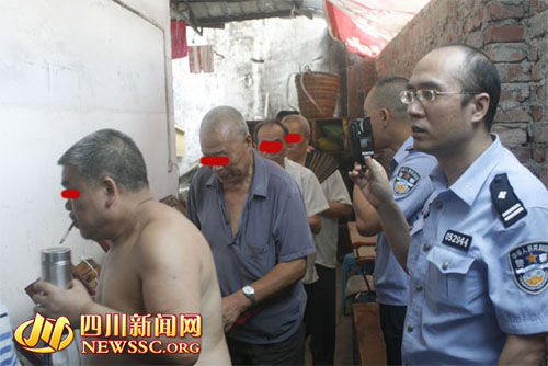 四川8旬老漢經營色情茶館 87歲嫖客被抓現行(圖) 四川8旬老漢經營色情茶館 87歲嫖客被抓現行(圖)
