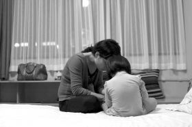 8月19日晚,河北石家莊市,多多的媽媽在酒店里安撫著孩子,3歲的多多一直在吵著要回家,看到陌生人就哭。圖/記者陳正