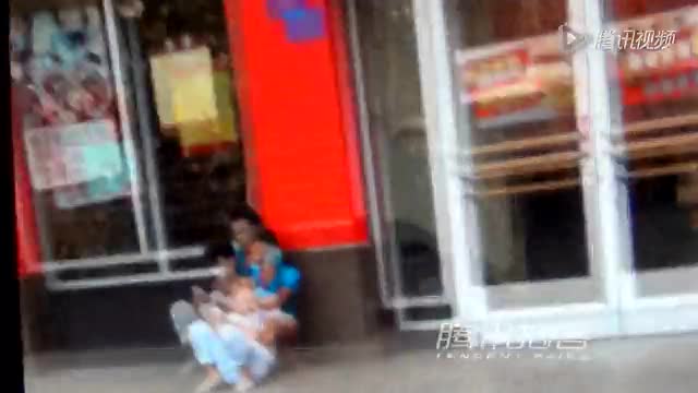 重慶鬧市劫持事件人質獲救 嫌犯欲自刎 重慶鬧市劫持事件人質獲救 嫌犯欲自刎