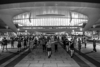 杭州東站遭廣場舞“占領” 站方劃出活動區域 杭州東站遭廣場舞“占領” 站方劃出活動區域