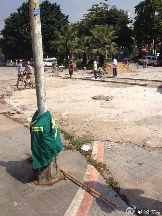 東莞數(shù)十名環(huán)衛(wèi)工聚集討薪 遭20多人持鋼管毆打 東莞數(shù)十名環(huán)衛(wèi)工聚集討薪 遭20多人持鋼管毆打
