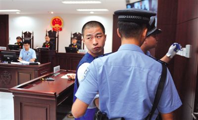 宣判后，馬凱被帶出法庭時，沖著旁聽席上的姐姐喊道：“照顧好媽”。