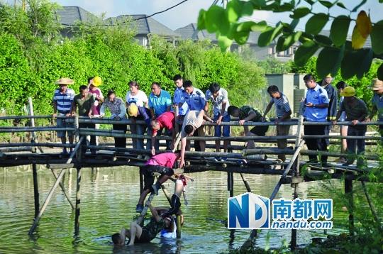 救援人員合力打撈起落水女孩，后經醫護人員確認已經死亡。受訪者供圖