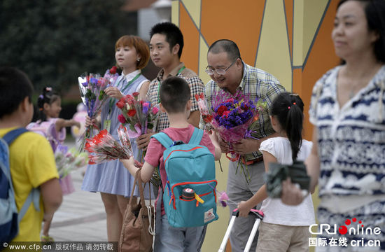 重慶一校長(zhǎng)堅(jiān)持六年校門口迎送學(xué)生彎腰問聲好(組圖)