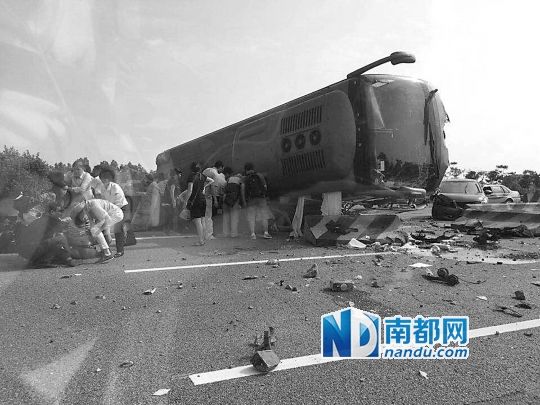 現場大客車側翻,玻璃碎落一地,車身卡在路邊水泥護欄上。 目擊者供圖 現場大客車側翻,玻璃碎落一地,車身卡在路邊水泥護欄上。 目擊者供圖