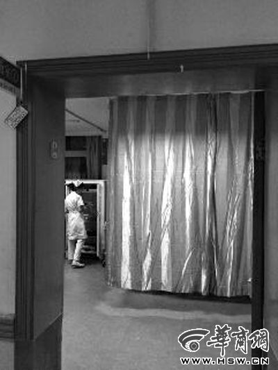 昨晚9時許,急診室簾后,6歲的小女孩靜靜地躺著 記者 卿榮波 攝 昨晚9時許,急診室簾后,6歲的小女孩靜靜地躺著 記者 卿榮波 攝