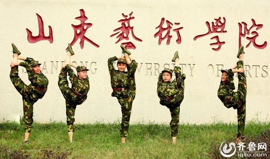 山東一藝術院校軍訓少女秀腿功 山東一藝術院校軍訓少女秀腿功