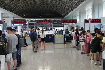 成都市民排隊準備出境。
