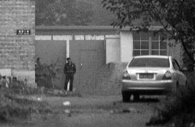 回訪今天上午，小李被困的院子大門緊閉，有人在門口望風(fēng)