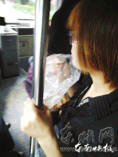 擁擠的公交車內(nèi)，這位姑娘正在嚼螃蟹網(wǎng)友供圖