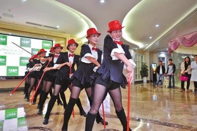 重慶12名廣場舞大媽赴醫院整容 稱為上羊年春晚 重慶12名廣場舞大媽赴醫院整容 稱為上羊年春晚