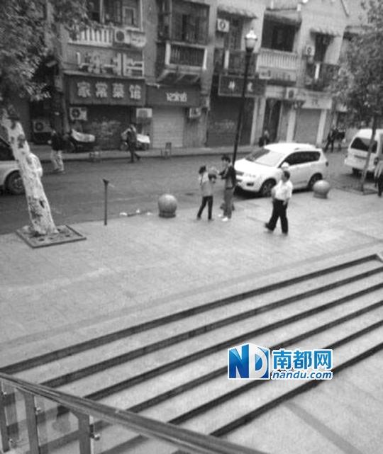 10月18日，武漢一男子抓住環(huán)衛(wèi)工打耳光。