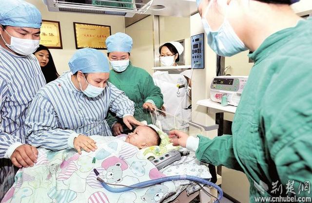 圖為：成功進行心臟移植手術后，小患者平安度過術后危險期，14日轉入普通隔離病房 （攝影 魏錸）