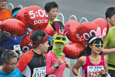 身上綁著氣球的參賽者在參加比賽。