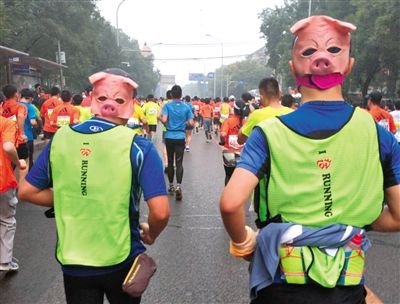 參賽現場，有“猴哥”就有“豬八戒”。